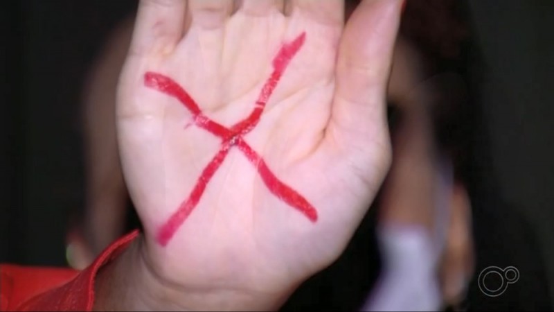 Homem é preso no interior de SP após companheira ferida pedir socorro em hospital com 'X' escrito na mão