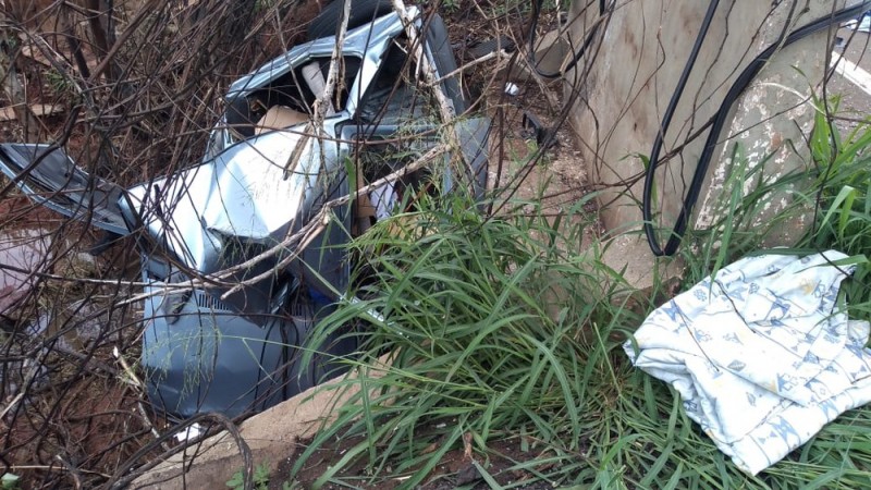 Motorista morre após bater em mureta e cair dentro de galeria de escoamento de água em Penápolis