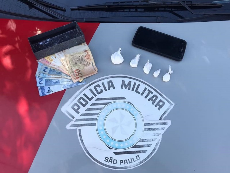 PM prende lenhador em flagrante com porções de cocaína