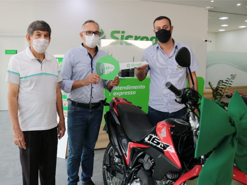 Empresário gráfico doa motocicleta 0 KM para promoção conjunta da Apae e Lar Vicentino