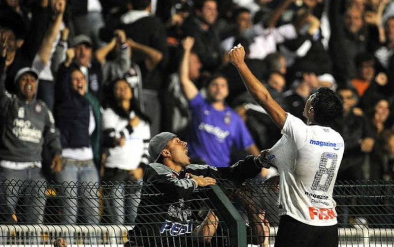 Anuncio da volta de Paulinho ao Corinthians 'derruba' Fiel Torcida na we