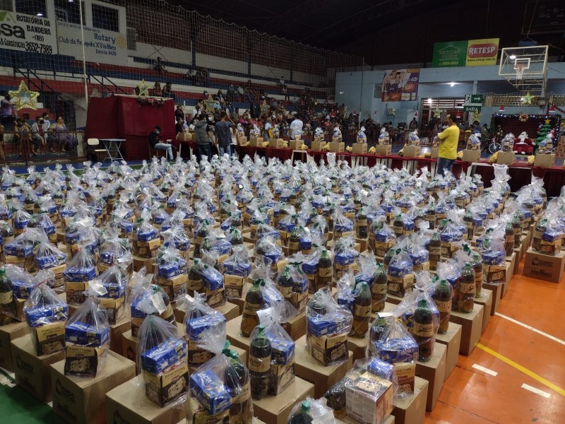 ‘Natal Solidário’ beneficia centenas de famílias com cestas natalinas