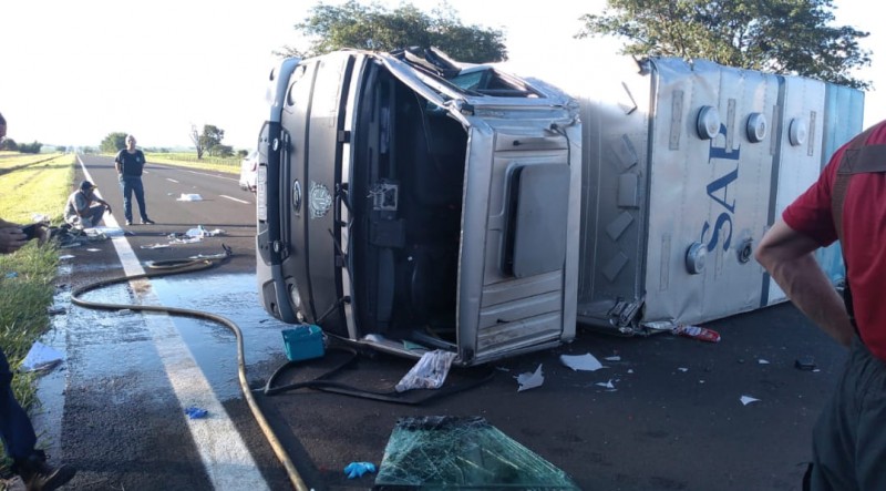 Veículo que transportava 11 presos capota na rodovia Marechal Rondon