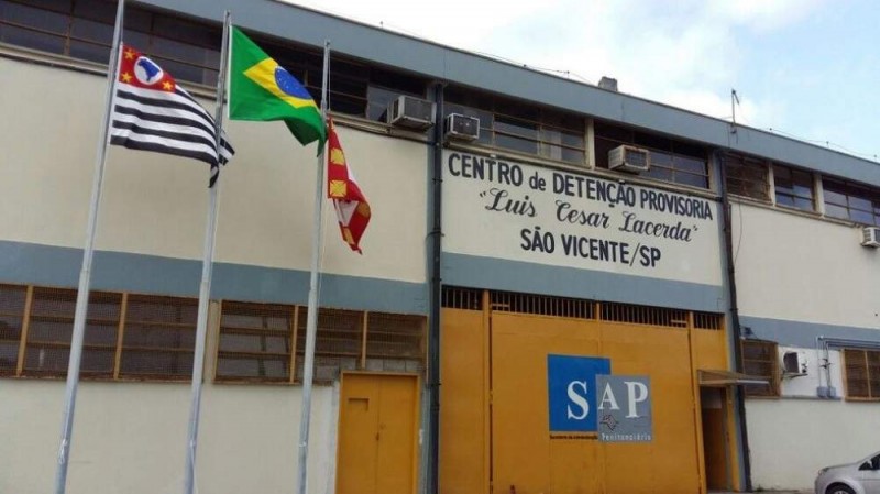 Um preso ferido em capotamento segue internado, segundo a SAP