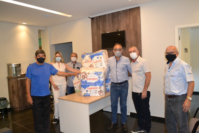 Sincomércio entrega 4.144 fraldas geriátricas ao Lar Vicentino e Hospital Espírita