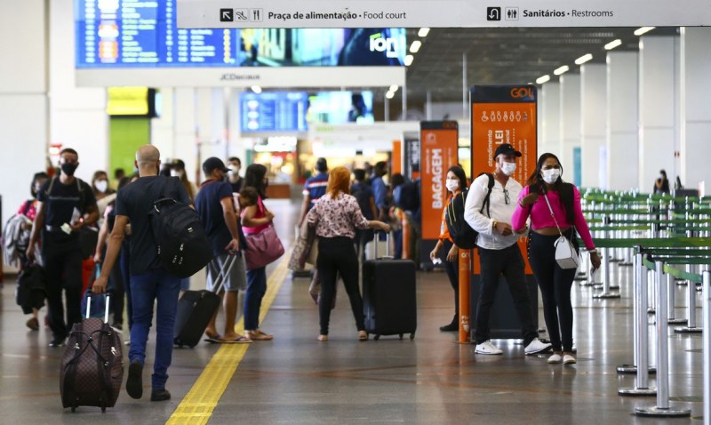 Passageiros reclamam de atrasos e dificuldades em aeroportos