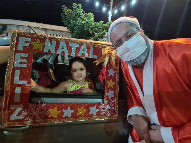 Lactário entrega presentes de Natal às crianças em esquema drive-thru