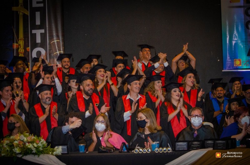 Funepe celebra formatura da primeira turma do curso de Direito e faz homenagens