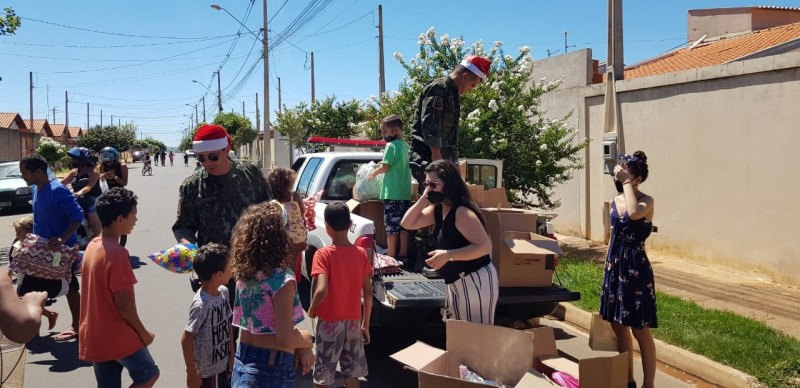 Crianças de olarias e bairros da cidade ganham brinquedos em ação da Polícia Ambiental