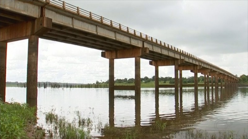 Mulher é jogada de ponte pelo ex e sobrevive após receber ajuda de pescadores; homem foi preso