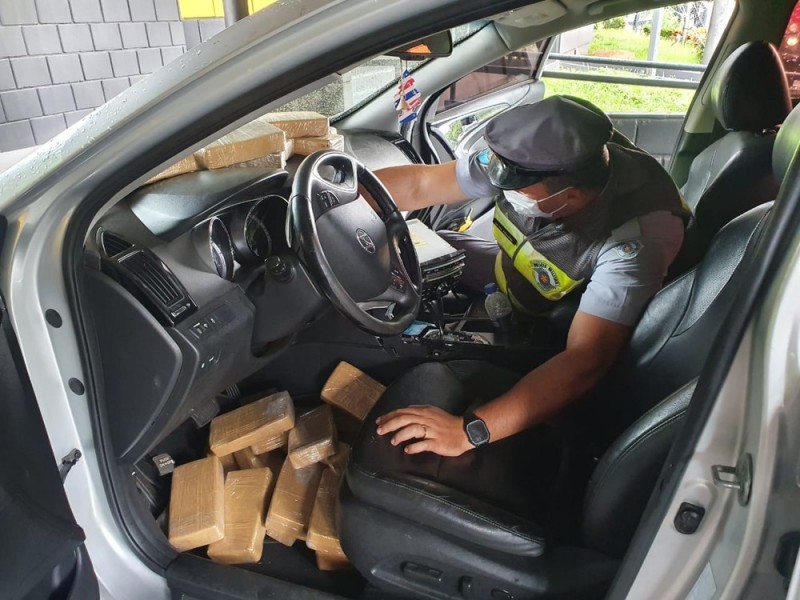 Motorista é preso após ser flagrado com 80 quilos de pasta base de cocaína em rodovia de Rio Preto