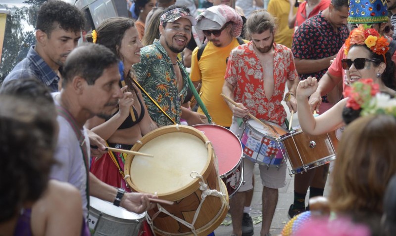 Com novos casos de covid-19, Rio cancela blocos de rua no carnaval