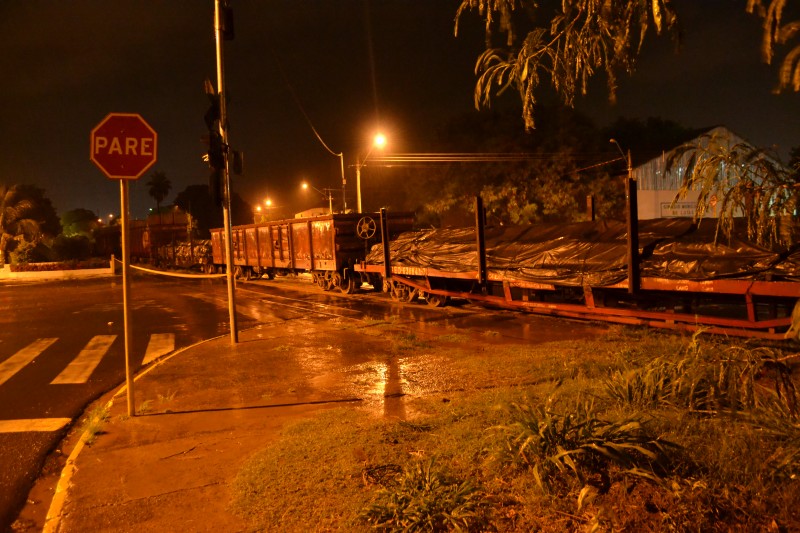 Locomotiva descarrila e provoca interdição de passagens na noite de quinta-feira