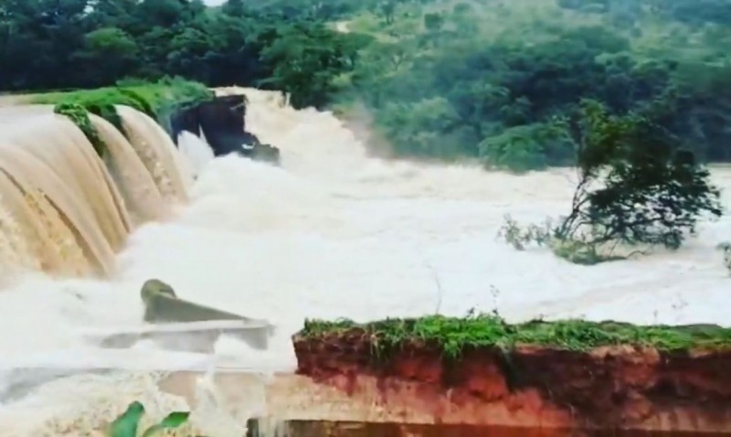 Com risco de rompimento de barragem, moradores deixam suas casas em MG