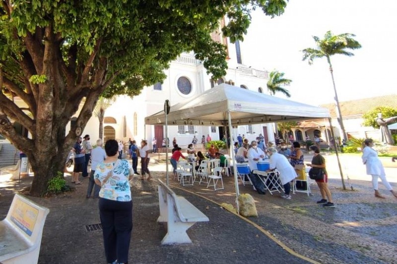 560 pessoas são vacinadas contra a Covid-19 em cinco horas de plantão