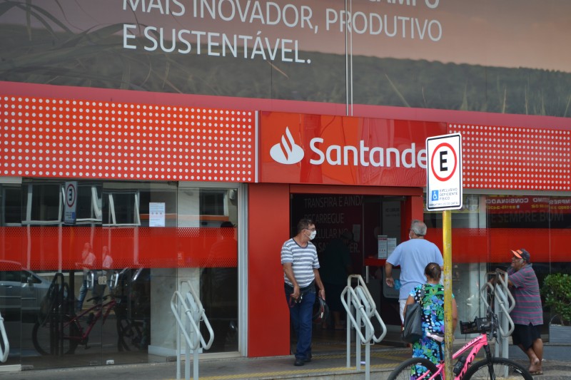 Atendimento na agência do Santander deve ser retomado nesta quarta-feira