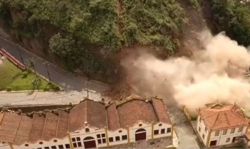 Parte de morro desliza sobre duas casas no centro de Ouro Preto