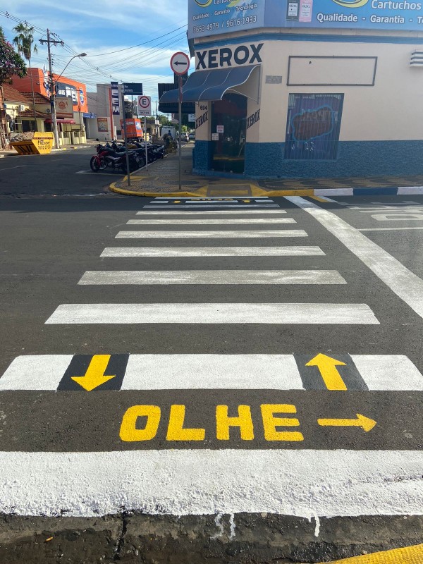 Faixas de pedestres recebem nova sinalização de segurança