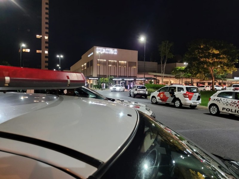 Criminosos armados assaltam shopping Iguatemi em São José do Rio Preto