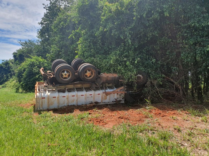 Motorista da Prefeitura de Alto Alegre capota caminhão em rodovia