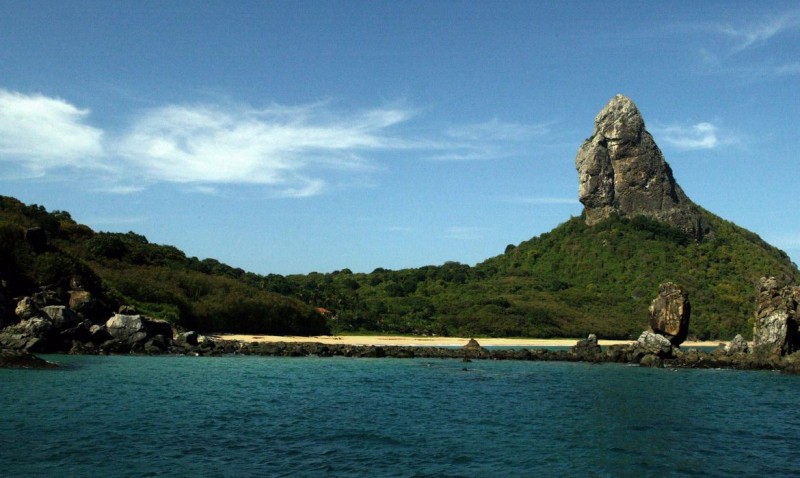 Fernando de Noronha passa a exigir dose de reforço de visitantes