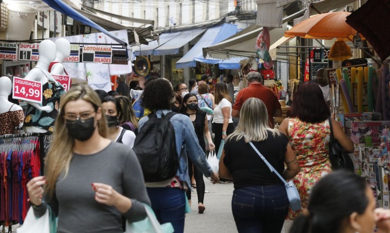 Brasil bate recorde de casos diários da Covid-19 com 204,8 mil