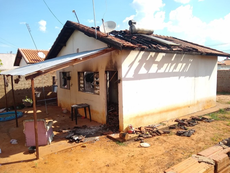 Residência no Benone Soares de Queiroz é destruída em incêndio