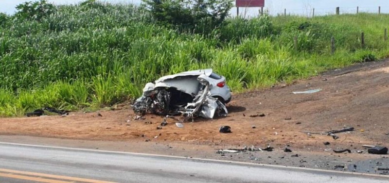 Homem morre ao bater carro em carreta em rodovia