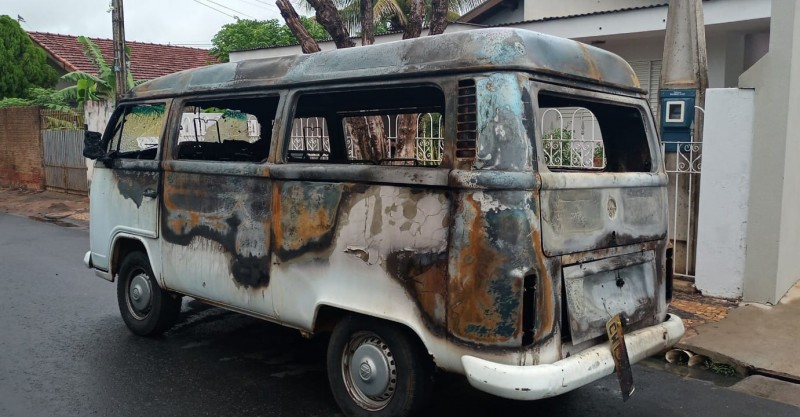 Perua Kombi pega fogo e fica completamente destruída em Penápolis