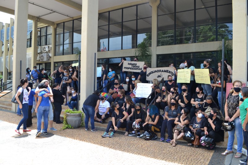 Em protesto, educadoras cobram resposta da Prefeitura sobre reivindicações da categoria