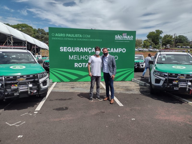 Penápolis recebe duas camionetes para programa de segurança no campo