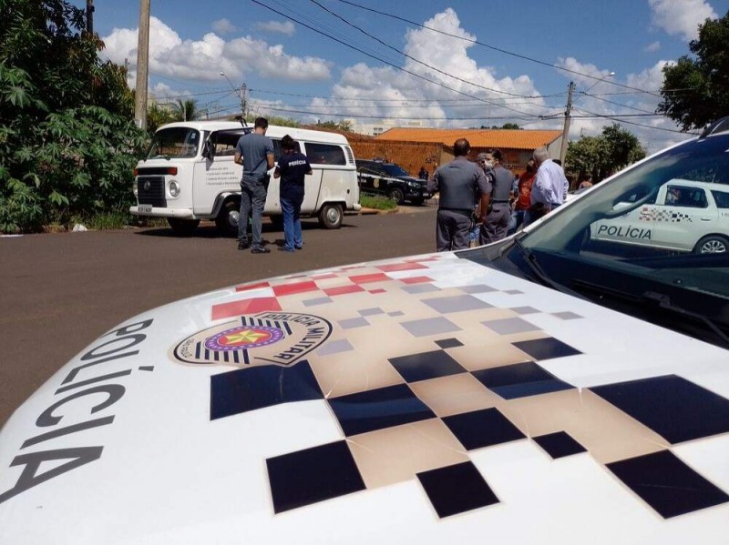 Homem é morto a tiros dentro de perua Kombi em Araçatuba