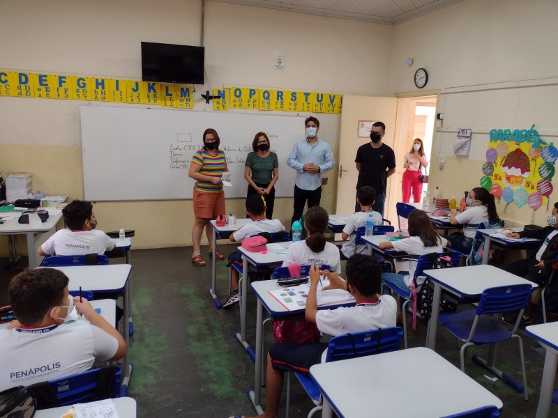 Prefeito visita unidades e acompanha volta às aulas