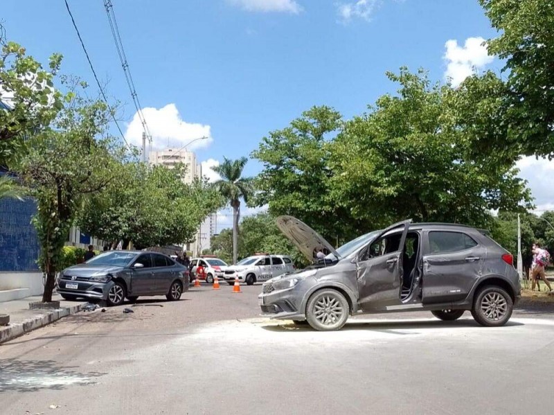 Carro tomba na Pompeu após bater em outro parado