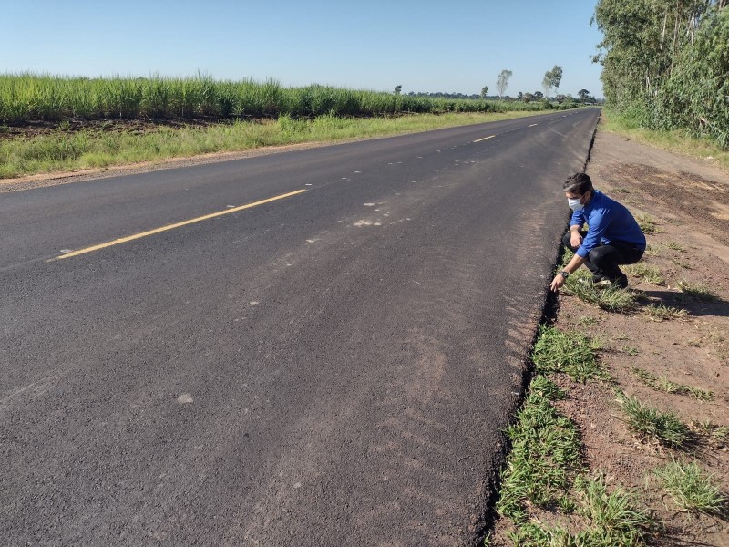 Prefeito Caíque confere andamento das obras na estrada Francisco Salla