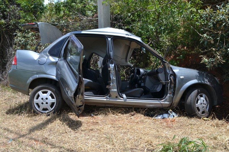 Homem de 46 anos morre após bater veículo que conduzia em poste