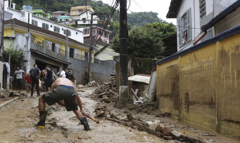 Aumenta para 66 número de mortos por causa da chuva em Petrópolis