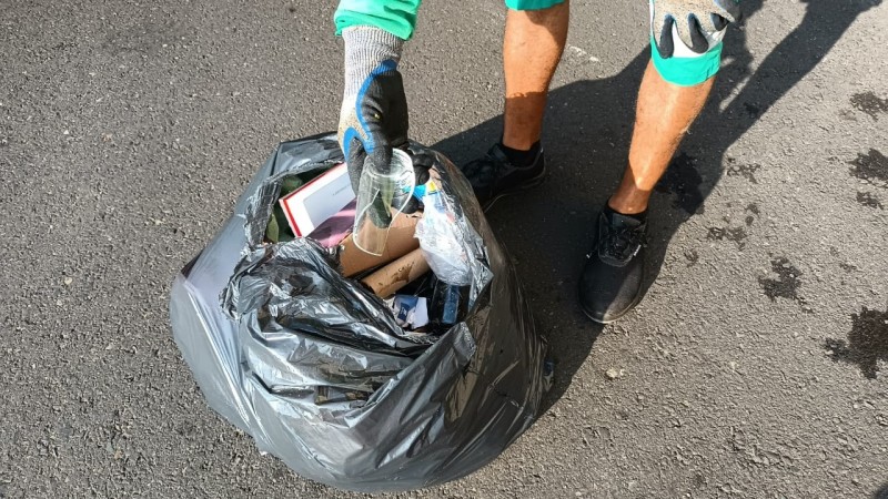 Coletores se machucam com materiais perfurocortante em lixos domésticos