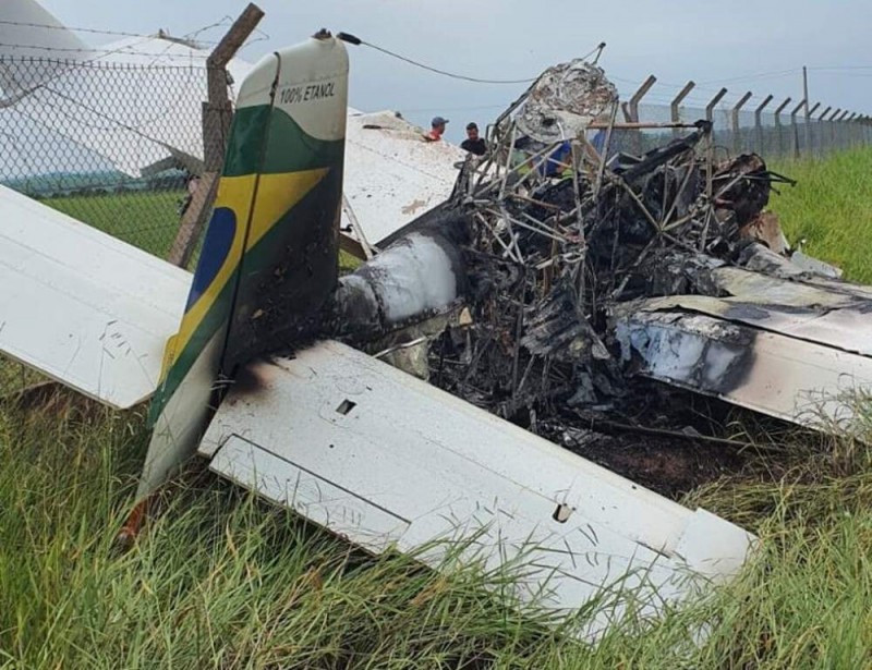 Piloto sobrevive a queda de avião agrícola