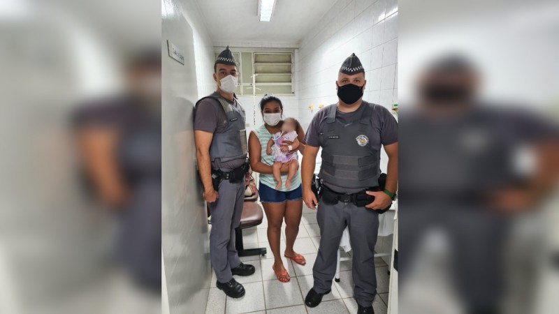 Policiais resgatam bebê engasgado com leite em Araçatuba