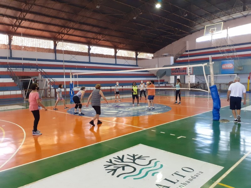 Esporte oferece voleibol adaptado gratuito no Gigantão Azul