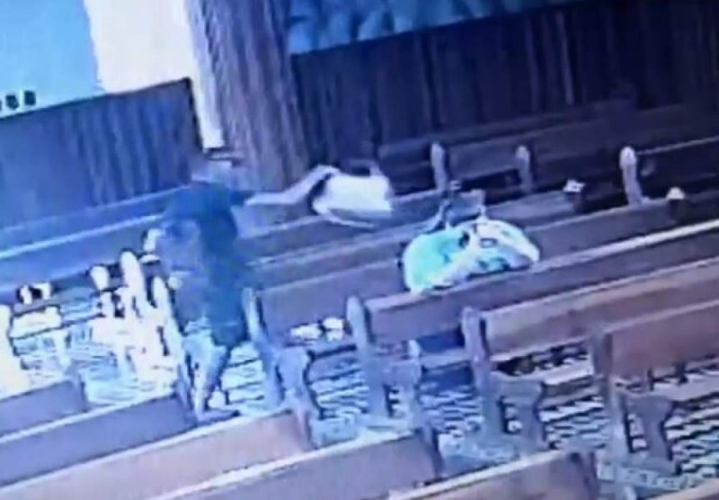 Câmera flagra jovem furtando bolsa de mulher durante orações em igreja