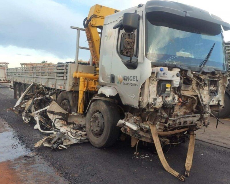 Homem morre ao bater carro de frente com caminhão