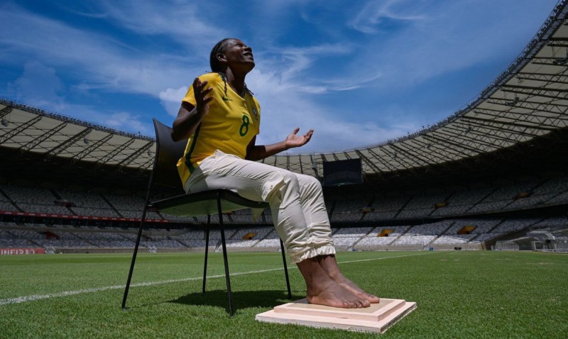 Formiga grava os pés na Calçada da Fama do Mineirão