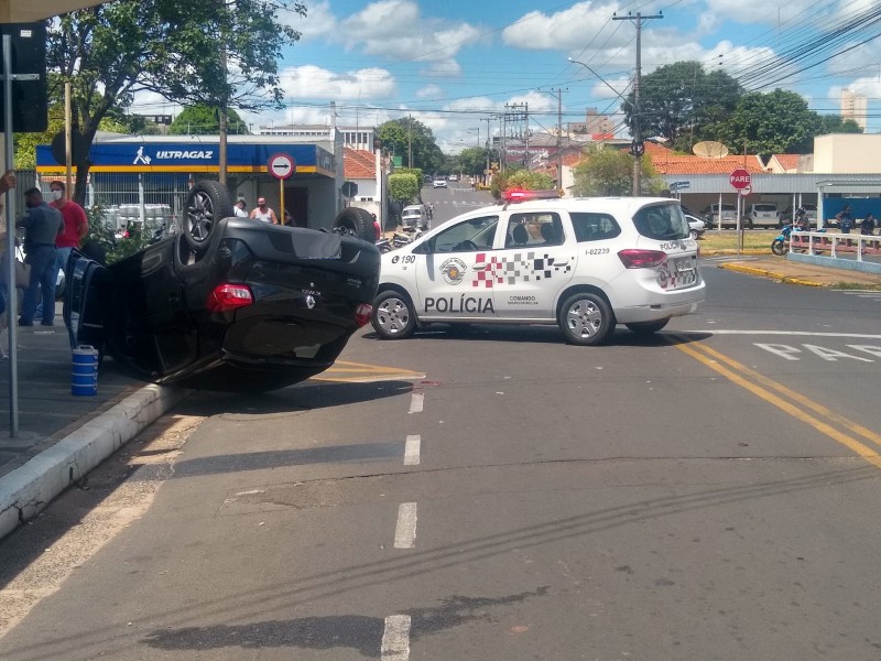 Colisão provoca capotamento de veículo em cruzamento