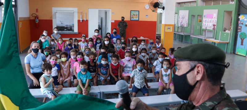 Escola em Luiziânia promove projeto de valorização e culto à bandeira entre os alunos