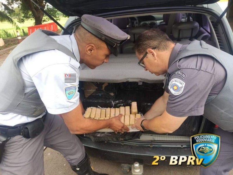 PM Rodoviária prende dupla com 2 carros transportando quase 800 tijolos de maconha