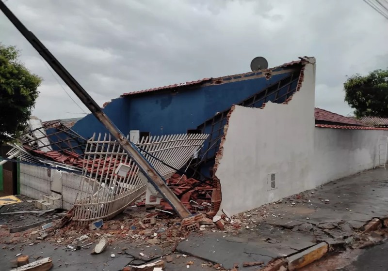 Varanda de imóvel é destruída em acidente com caminhão em Luiziânia