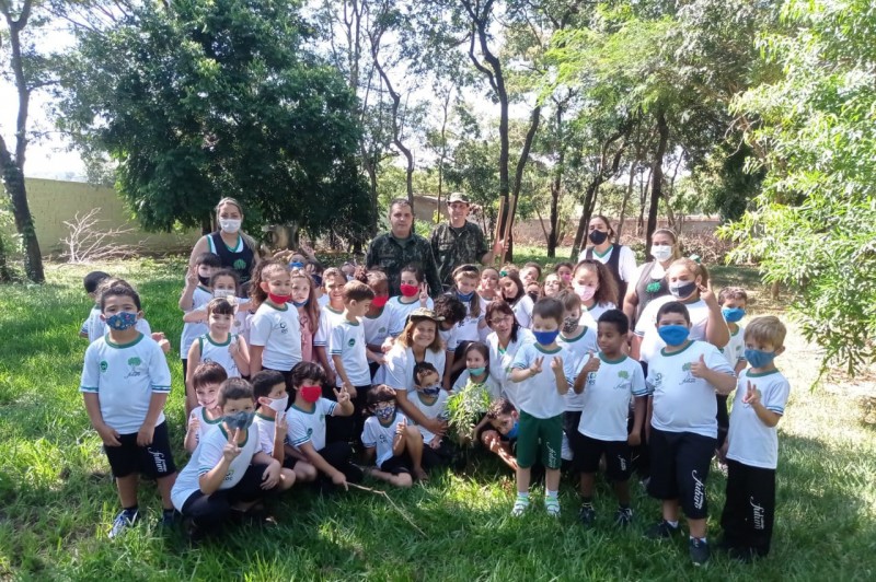 Para celebrar o Dia Mundial da Água, Polícia Ambiental realiza plantio com alunos do Colégio Futuro