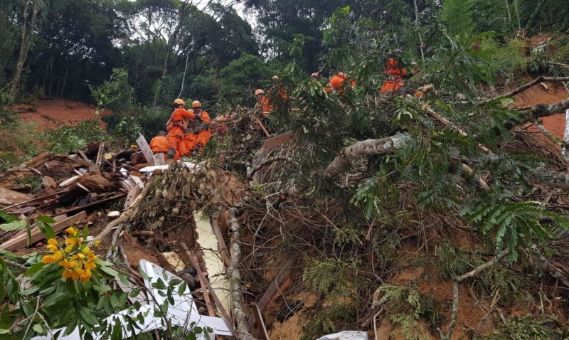 Petrópolis: bombeiros acham mais um corpo e contabilizam sete vítimas